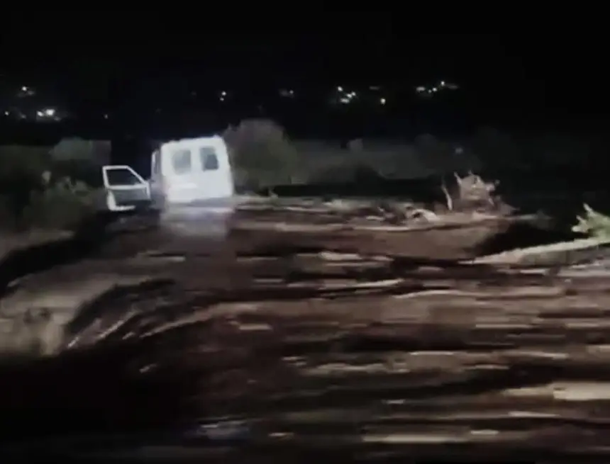 سيول جارفة بتطوان تبتلع سيارتين .. انتشال جثتي طفلين و4 مفقودين بمنطقة بغاغزة (صور)